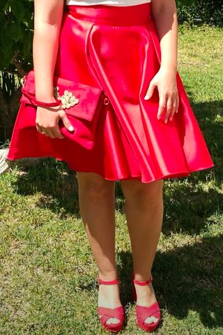 Falda roja con lazo