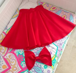 Falda roja con lazo