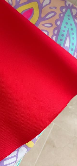 Falda roja con lazo