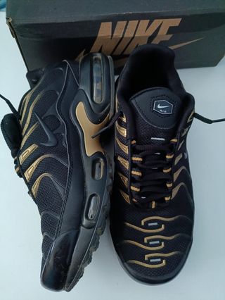 Zapatillas Nike Air Max Plus TN - Negras y Doradas de segunda mano por 10  EUR en Sevilla en WALLAPOP