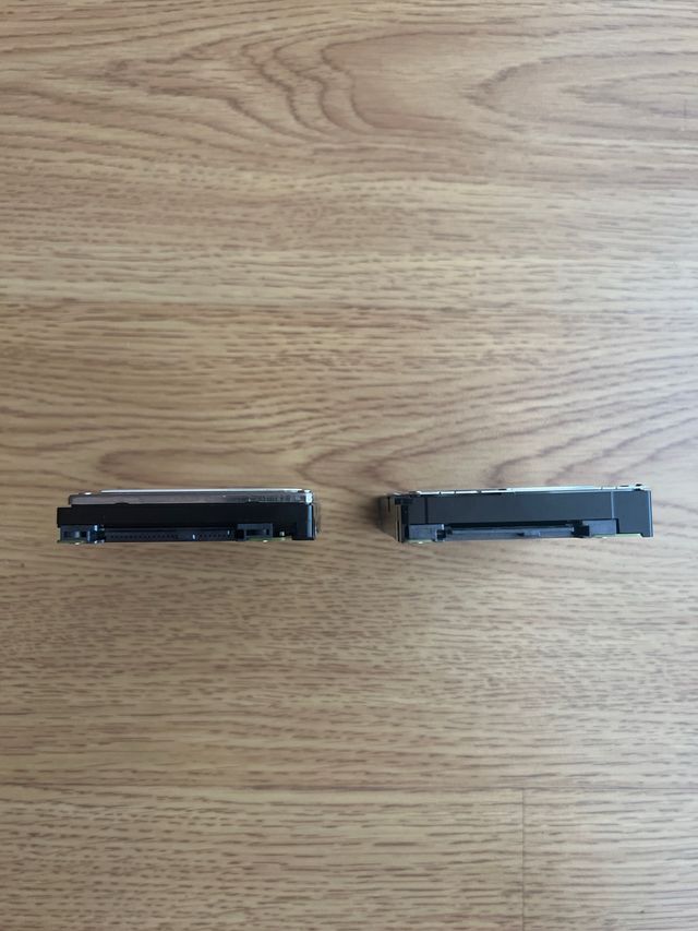 2 HDDs Hitachi SAS 900GB & 600GB