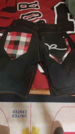 Bermudas negras con cuadros rojos