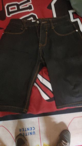 Bermudas negras con cuadros rojos