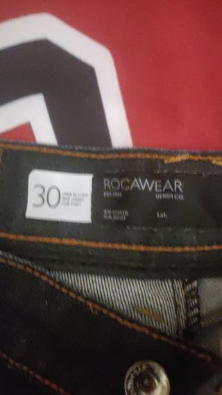 Bermudas negras con cuadros rojos