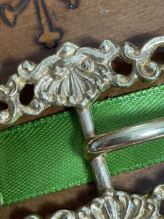 Fibbia decorativa vintage in metallo dorato