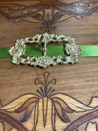 Fibbia decorativa vintage in metallo dorato