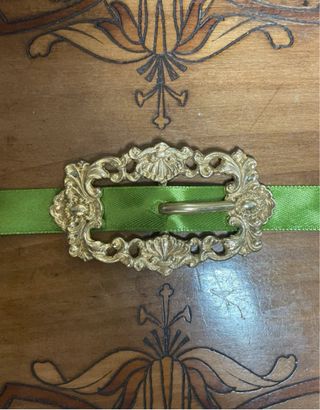 Fibbia decorativa vintage in metallo dorato