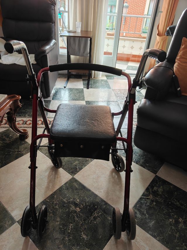 Andador con asiento y cesta para minusvalídos
