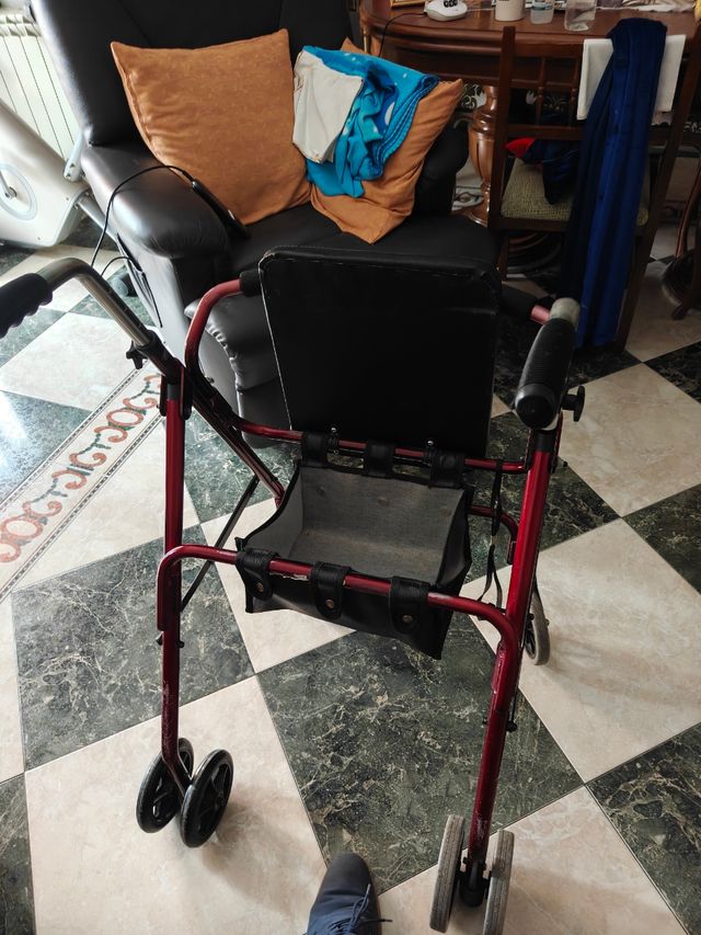 Andador con asiento y cesta para minusvalídos