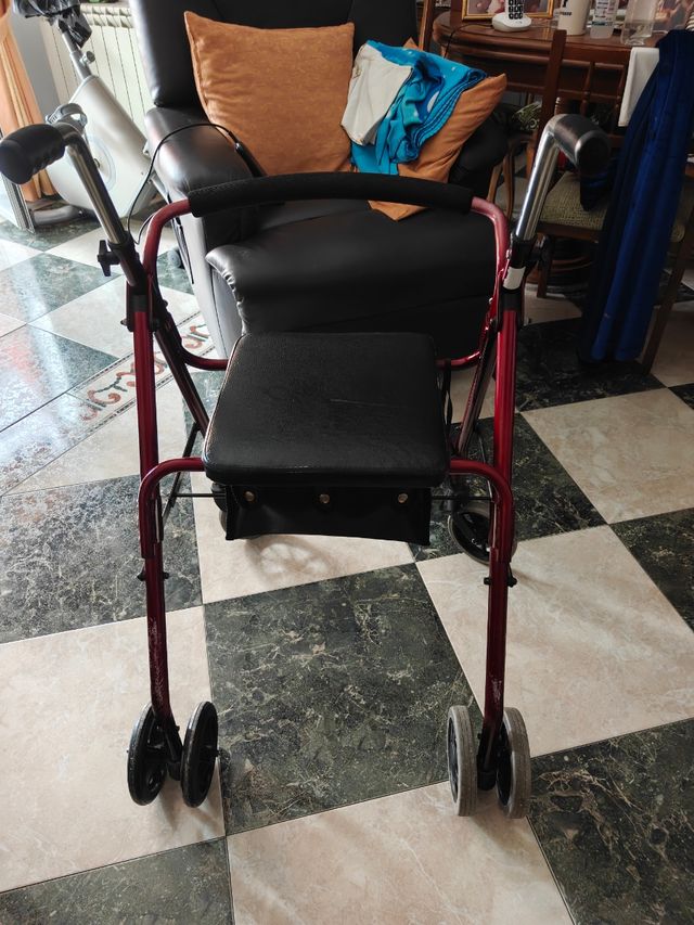 Andador con asiento y cesta para minusvalídos