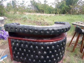 Barra bar curva madera negra con 2 tabueretes
