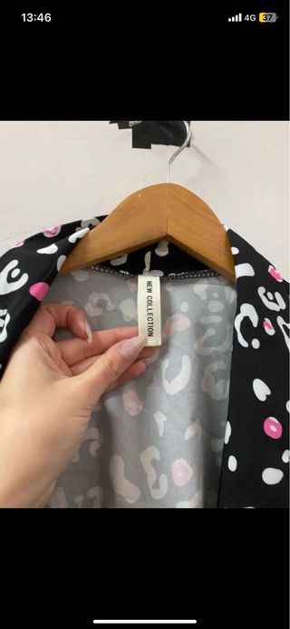 Chaqueta animal print negra rosa