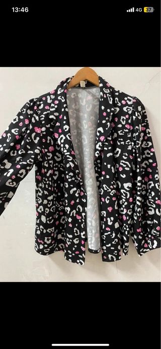 Chaqueta animal print negra rosa
