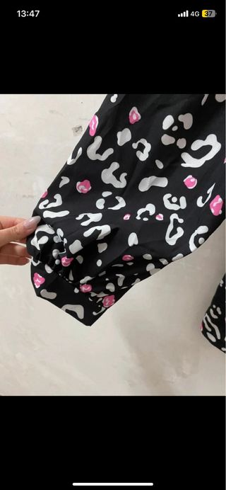 Chaqueta animal print negra rosa