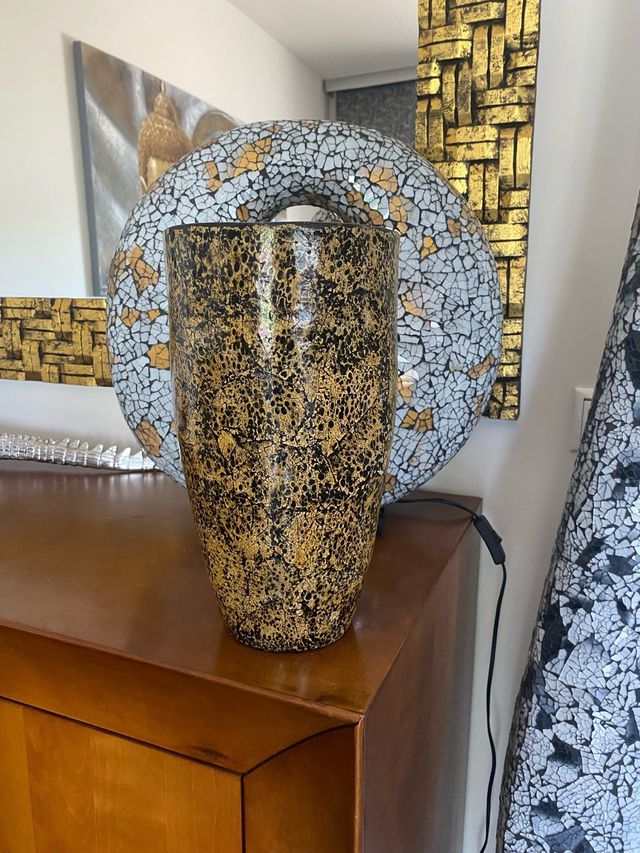 Jarrón grande dorado y negro