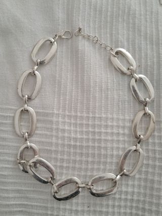 Collar color Plata, muy ligero. Color inalterable.