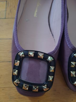 Bailarinas de charol moradas.