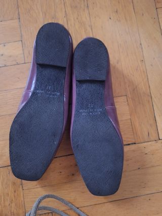 Bailarinas de charol moradas.