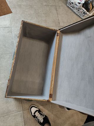 Baúl antiguo azul y marrón