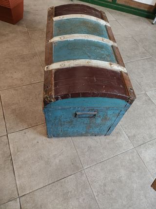 Baúl antiguo azul y marrón