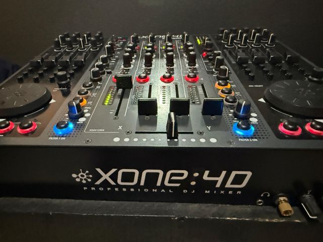 Mesa de mezclas Allen & Heath Xone:4D