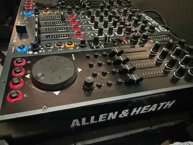 Mesa de mezclas Allen & Heath Xone:4D