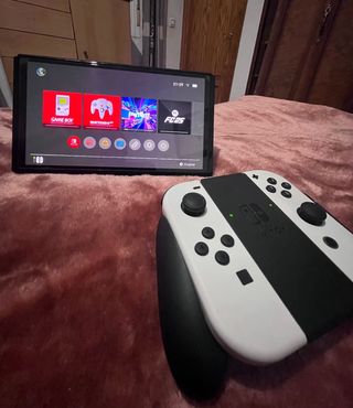 Nintendo Switch OLED - Blanca y Negra