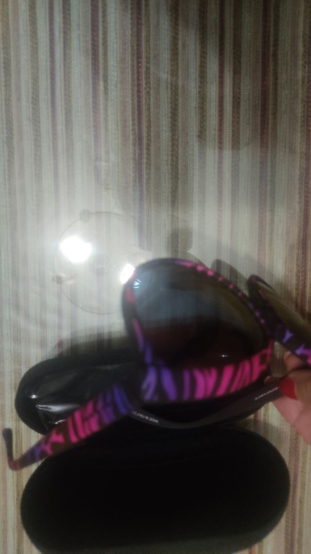 Gafas de sol rosa fucsia y morada