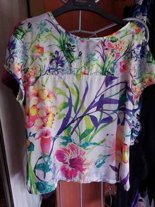 Camisa con estampado de flores