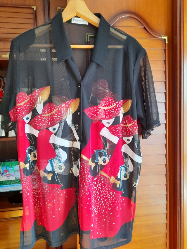 Blusa negra y roja estampada