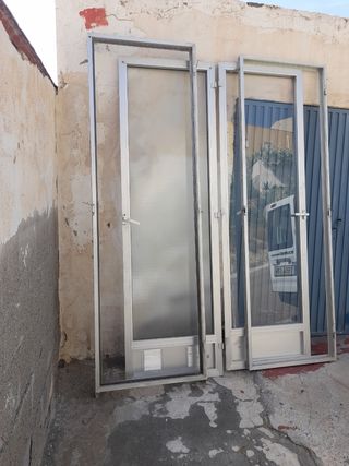 2 Puertas aluminio c/ cristal
100 eu cada portal