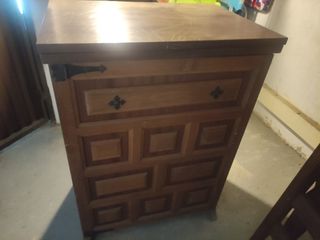 Máquina coser antigua con mueble