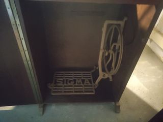 Máquina coser antigua con mueble