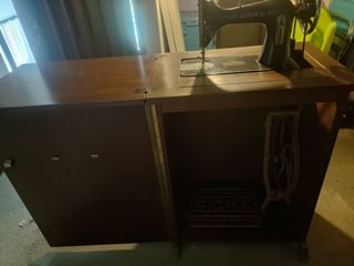 Máquina coser antigua con mueble