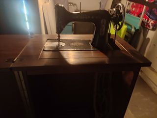 Máquina coser antigua con mueble