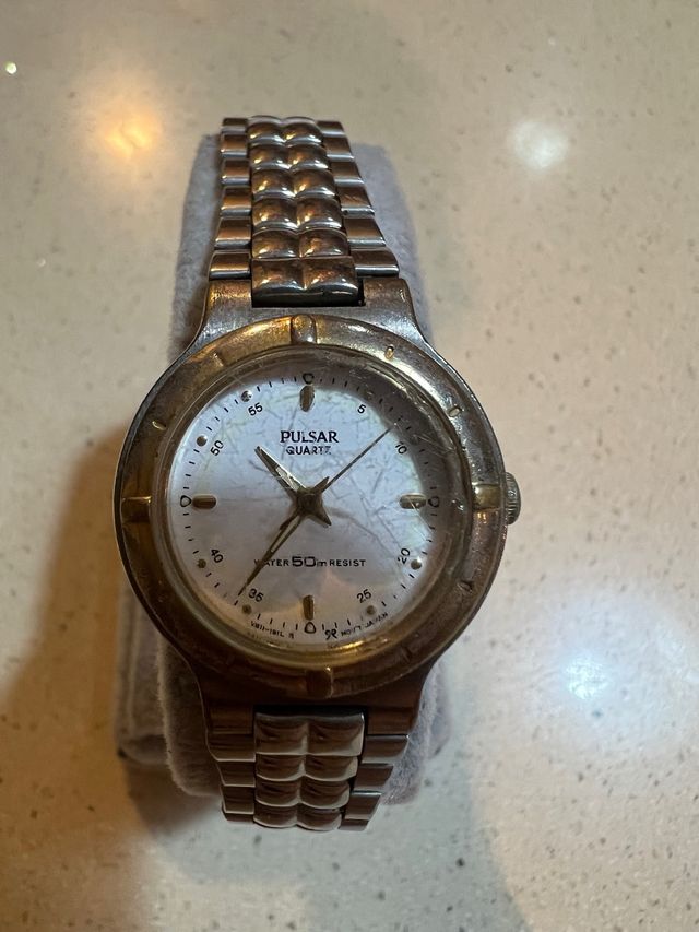 Reloj Pulsar cuarzo dorado y plateado
