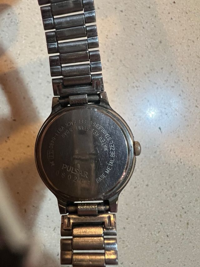 Reloj Pulsar cuarzo dorado y plateado