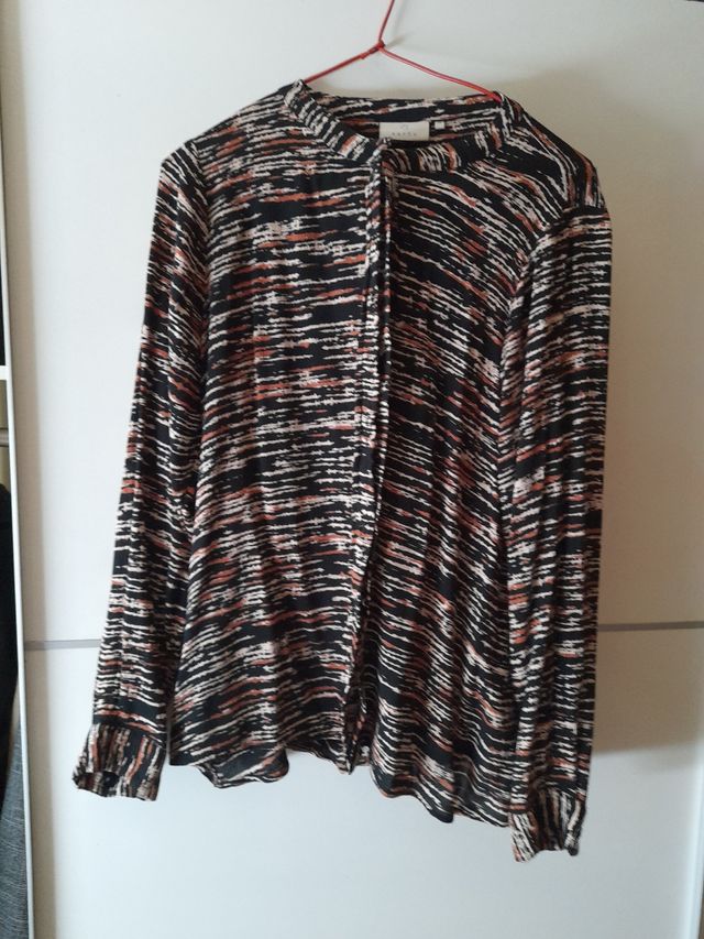 Blusa Kaffe estampada negra y marrón