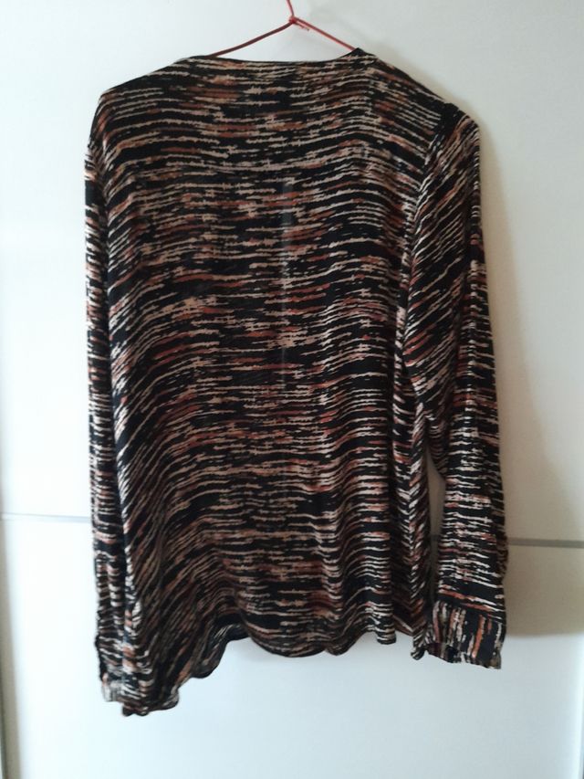 Blusa Kaffe estampada negra y marrón