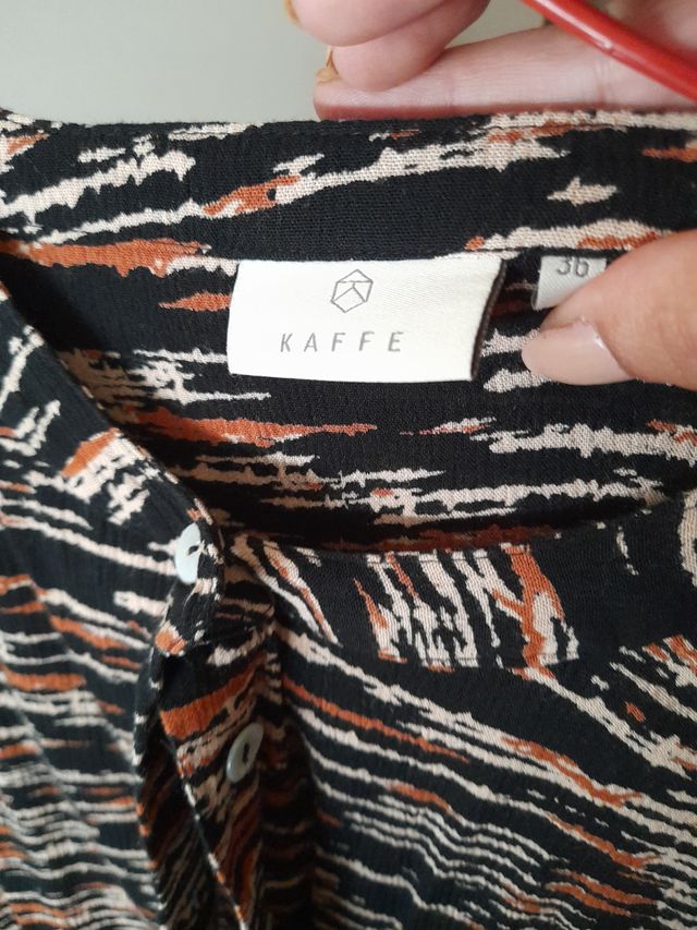 Blusa Kaffe estampada negra y marrón