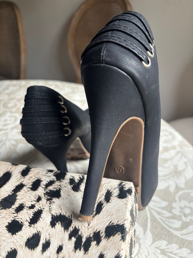 Zapatos tacón negros elegantes