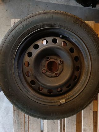 Venta 4 llantas r14 y neumáticos casi nuevos. 