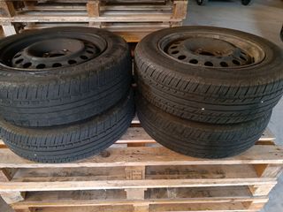 Venta 4 llantas r14 y neumáticos casi nuevos. 