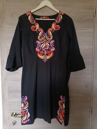 Vestido corto negro bordado multicolor