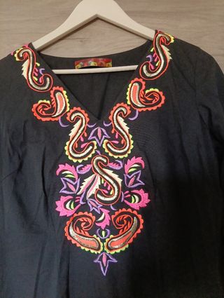 Vestido corto negro bordado multicolor