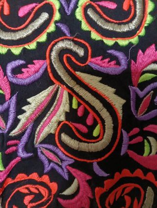 Vestido corto negro bordado multicolor