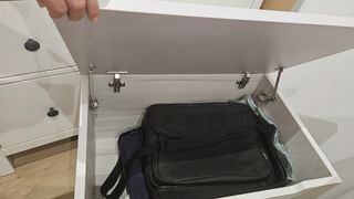 Baúl juguetes Kibuk blanco-gris tapa amartiguada