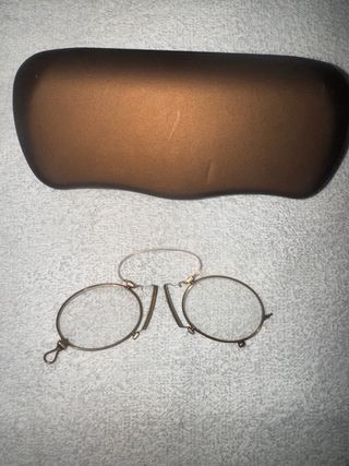 Gafas de vista antiguas doradas
