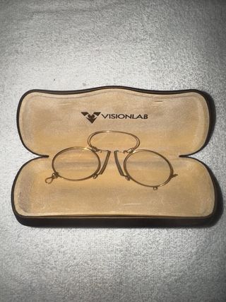 Gafas de vista antiguas doradas