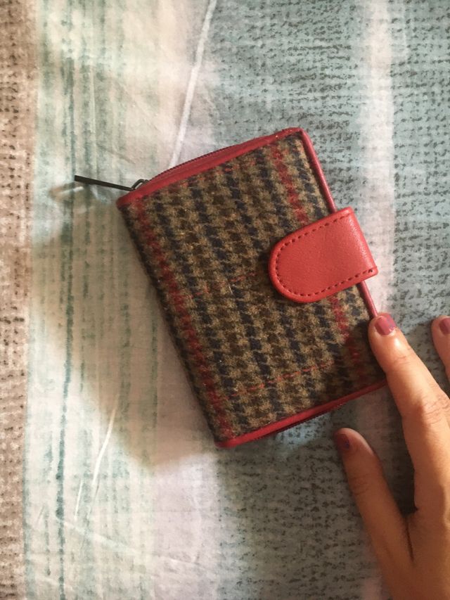 Monedero marrón y rojo